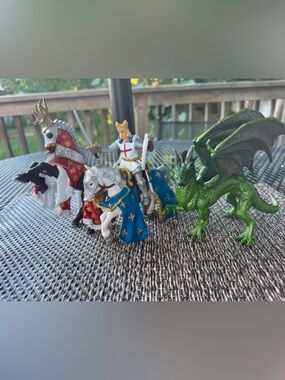 Papo Knight action figure “St. Louis,” two horses and a Safari dragon
